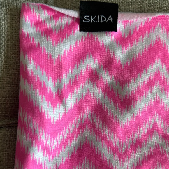 Skida Pink and White Chevron Buff - Picture 2 of 2